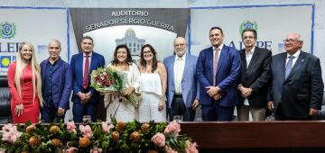 Regina Casé recebe títulos de cidadã pernambucana e recifense na Alepe