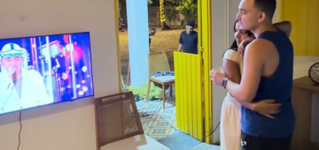 Abraçado com Ary Mirelle, João Gomes fica emocionado ao se ver no Especial de Roberto Carlos