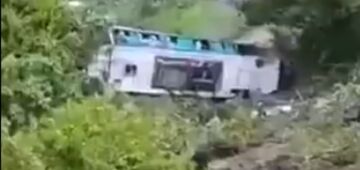 Queda de ônibus escolar na Colômbia deixa mais de 10 mortos