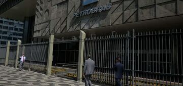 Petrobras diz que greve iniciada de petroleiros não afeta produção de petróleo e derivados