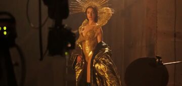 Anne Hathaway aparece como diva pop em trailer de novo filme