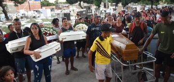 Emoção e comoção marcam sepultamento de Isabele e os quatro filhos, vítimas de incêndio criminoso