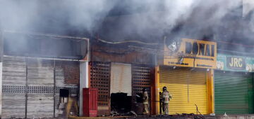 Incêndio no Ceasa/Rio está controlado; bombeiros trabalham no rescaldo