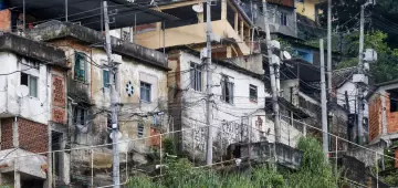 Quase 20% da população de favelas vivem em vias onde não passam carros