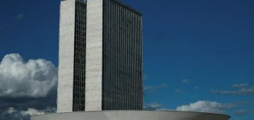 Câmara aprova projeto que exclui gastos temporários com saúde e educação da meta do arcabouço fiscal