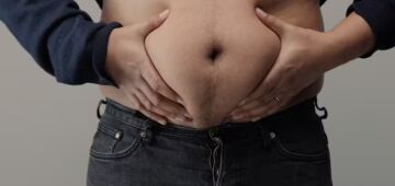 Acorda com a barriga inchada todo dia? Conheça as principais causas como aliviar o problema