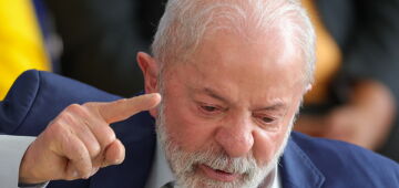 'Vagabundo que bate na mulher não precisa votar em mim', diz Lula