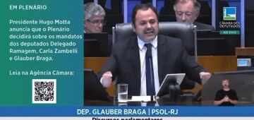 Deputado Glauber Braga se senta na cadeira de Hugo Motta e diz: "aqui ficarei"