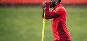 Zagueiro da Premier League revela 'affair' com mulher de jogador e depois recua em seu discurso