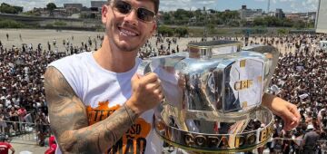 Sob forte calor, festa do Corinthians tem trio elétrico e torcedores passando mal