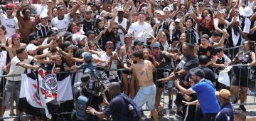 Jogadores do Corinthians provocam Vasco e o rival Palmeiras em festa do título: 'Sem Mundial'