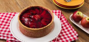 Maçã do amor em versão torta: confira passo a passo da receita para compartilhar