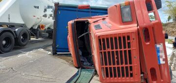 Goiana: motorista perde controle de carreta e tomba no km 2,5 da BR-101; saiba mais