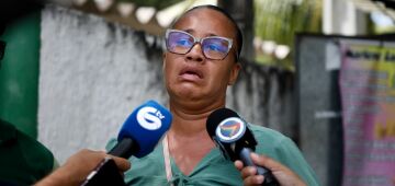 Familiares de mãe e crianças mortas em incêndio no Recife tentam liberar corpos no IML