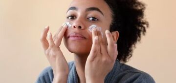 Qual é a porção ideal de protetor solar que deve ser usada no rosto? Meça com a colher