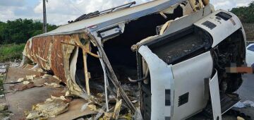 Três motociclistas morrem após serem atingidos por semirreboque na BR-101