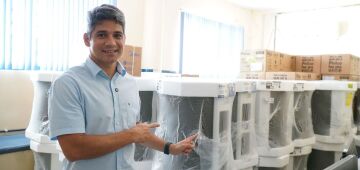 Renato Antunes acompanha entrega de aparelhos de ar-condicionado em escolas estaduais