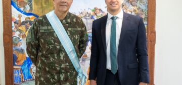 Prefeito do Recife entrega Medalha do Mérito Capibaribe ao Comandante Militar do Nordeste