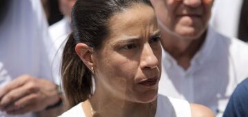 Governadora alfineta opositores afirmando que não há "jogo de cartas marcadas" em licitações de obra