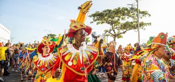 Baile do Menino Deus sai em cortejo inédito pelas ruas do Recife