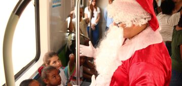 Papai Noel vem de Metrô: campanha alegra crianças e proporciona viagem em trem do Recife