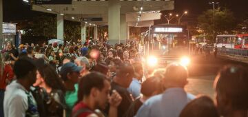 Passageiros enfrentam transtornos na volta para casa com a quebra do Metrô do Recife 