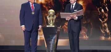 Casa Branca exigiu à Fifa que troféu do Prêmio da Paz fosse tão grande como o do Mundial