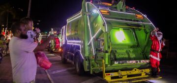Coleta de lixo do Recife tem caminhões iluminados que circulam por bairros da cidade