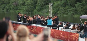 Natal: Concerto flutuante da Orquestra Criança Cidadã encanta público, na Zona Norte do Recife