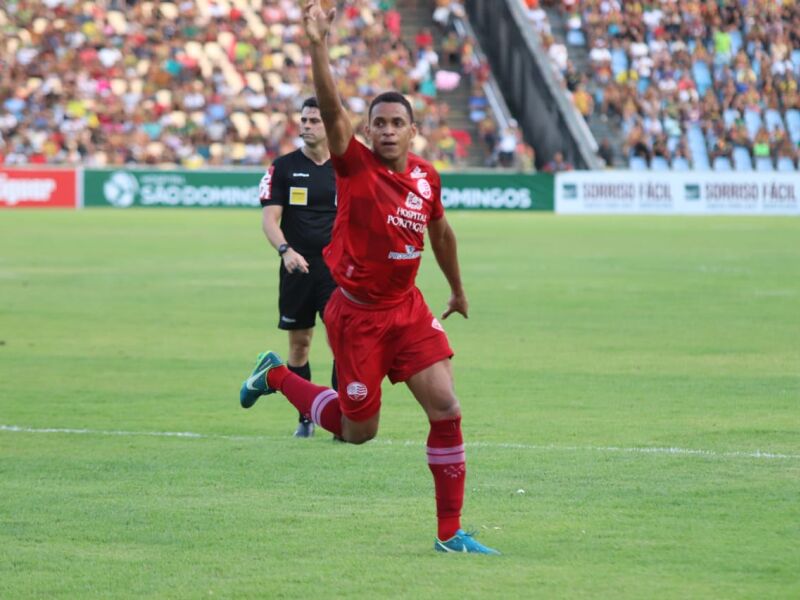 Álvaro celebra retorno nos gramados e diz que Náutico ainda mira o