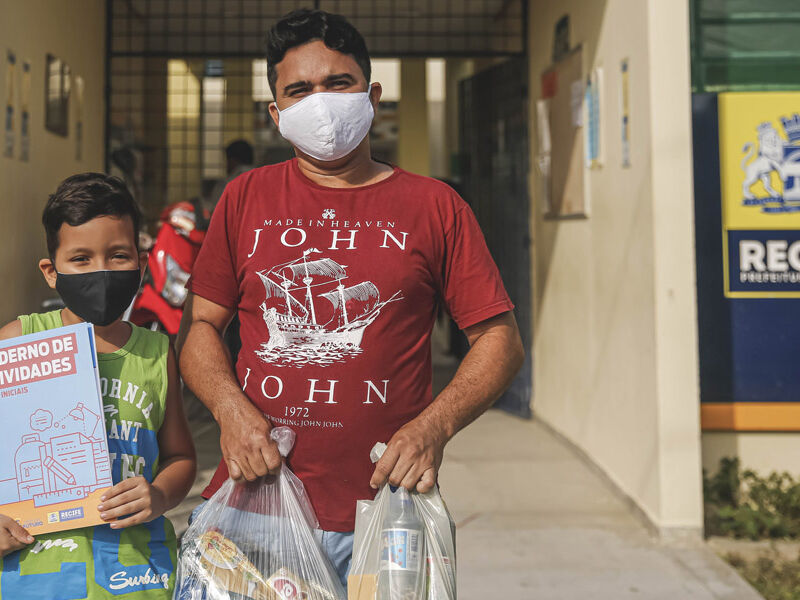 Fernando de Noronha distribui cestas básicas para moradores da Ilha