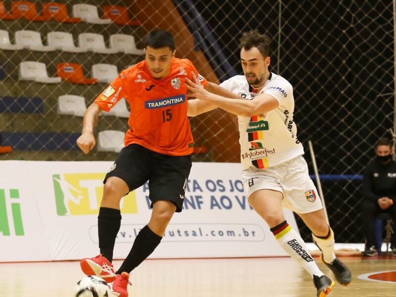 Futsal joga-se com a cabeça, não é com os pés”. Entrevista a João