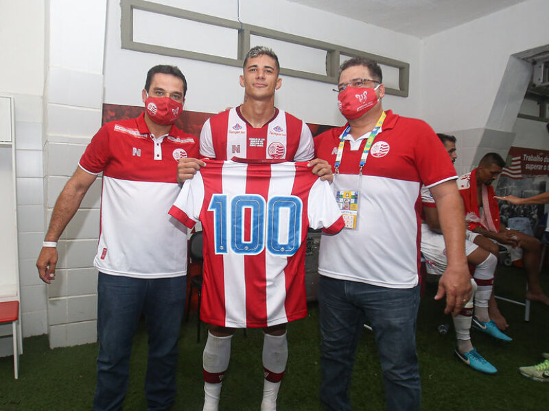 Camutanga celebra marca de 100 jogos com a camisa do Náutico