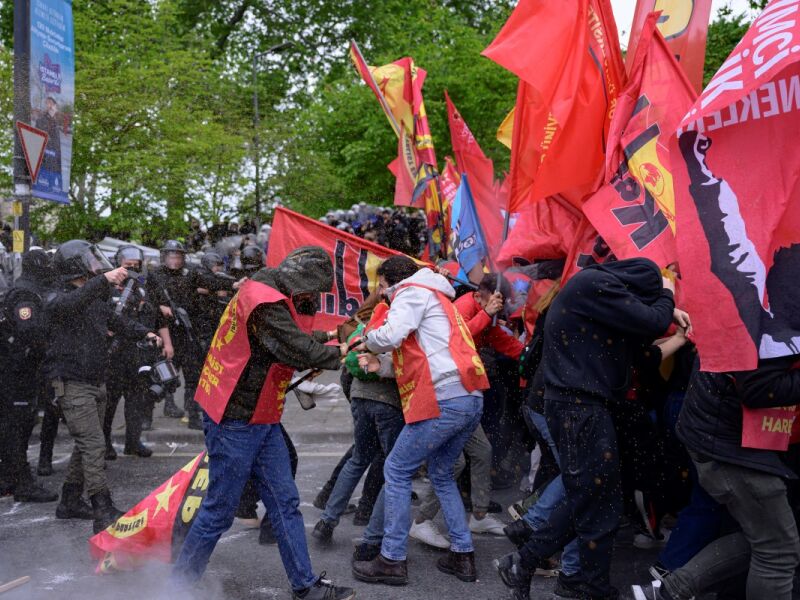 Dezenas de prisões em Istambul durante as manifestações de 1&ordm; de maio na  Turquia - Folha PE