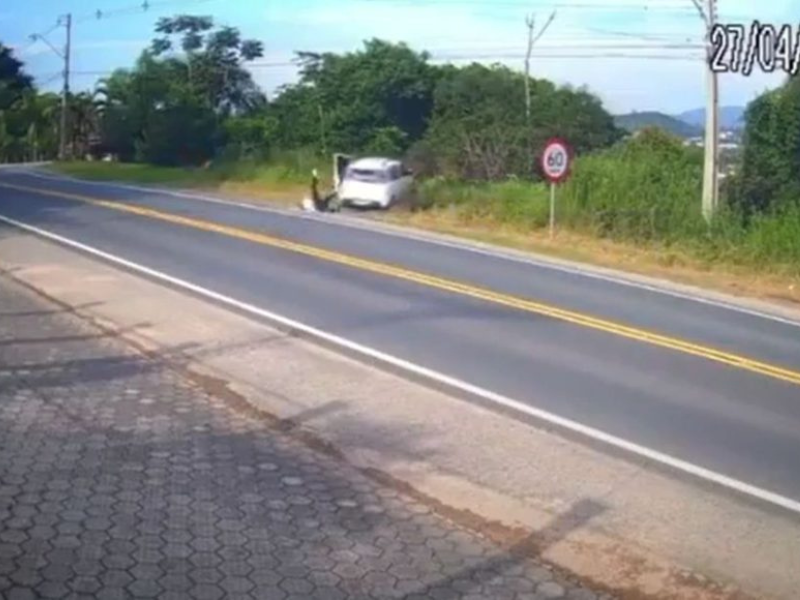 Casal Pula De Carro Em Movimento E Veículo Cai Em Ribanceira Em Seguida ...