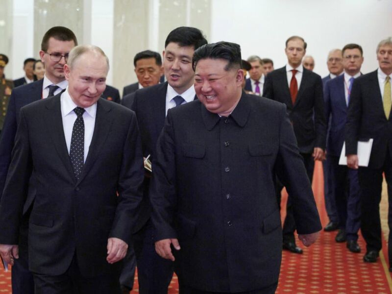 Putin e Kim Jong-un trocam presentes durante visita do líder russo à Coreia do Norte