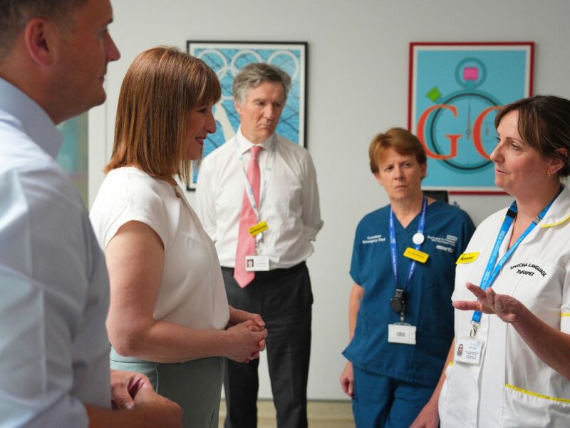 The British government gives priority to defense and health in your budget