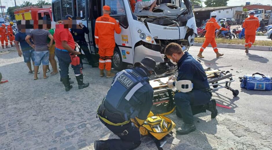 Colisão entre caminhão e microônibus deixa múltiplos feridos na PE-22, em Paulista 