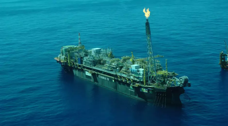 Com ajuda da Petrobras, governo vende duas das três áreas do pré-sal e arrecada R$ 8,7 bi