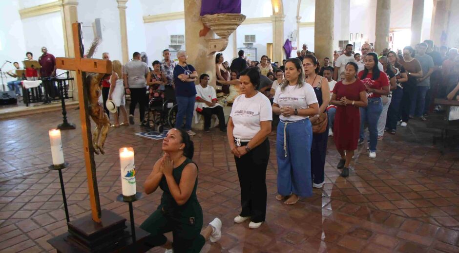 Paixão do Senhor reúne centenas de fiéis em Olinda, nesta Sexta-feira Santa, único dia sem missas