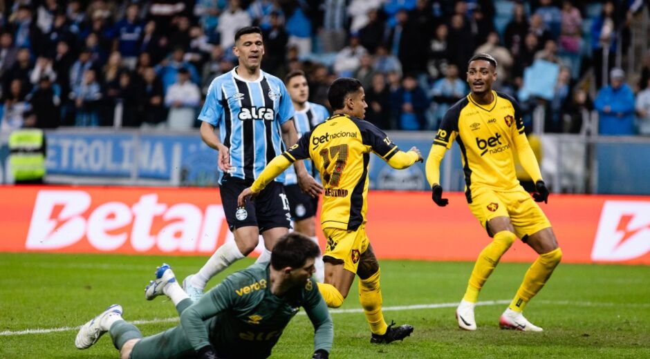 Matheusinho celebra primeiro gol, vestiário leve e apoio da torcida no Sport