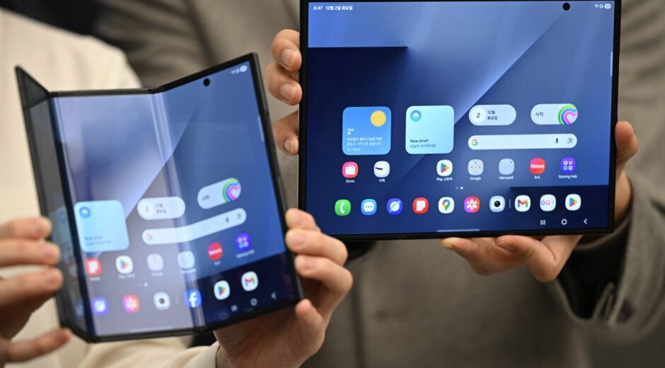 Samsung lança primeiro smartphone dobrável triplo