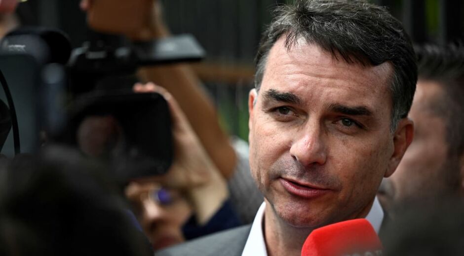 Ansioso, Bolsonaro passará noite de Natal com Carlos e Michelle, diz Flávio