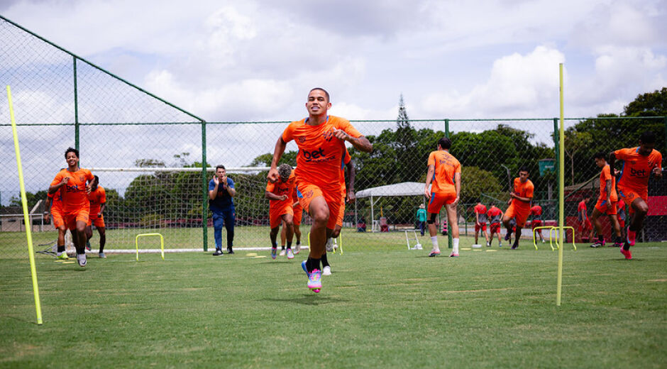 Sport: exame constata lesão na coluna e Adriel só volta aos gramados em 2026