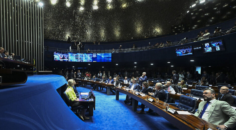 Projeto que reduz penas de Bolsonaro é aprovado no Senado e segue para análise de Lula