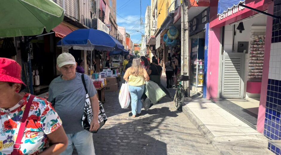 Compras de última hora para o Natal movimentam o comércio, mas consumidores seguem cautelosos 