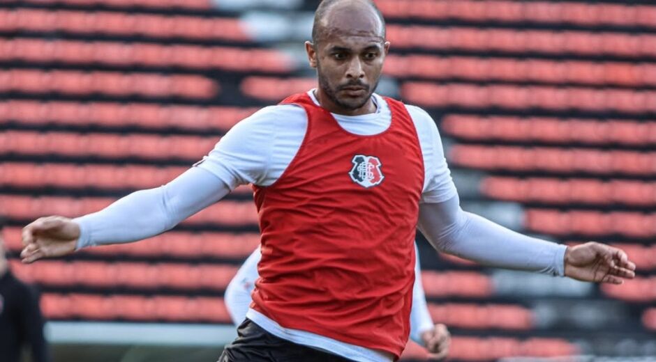 Santa Cruz aposta em retrospecto de acessos e apresenta oficialmente o centroavante Quirino 