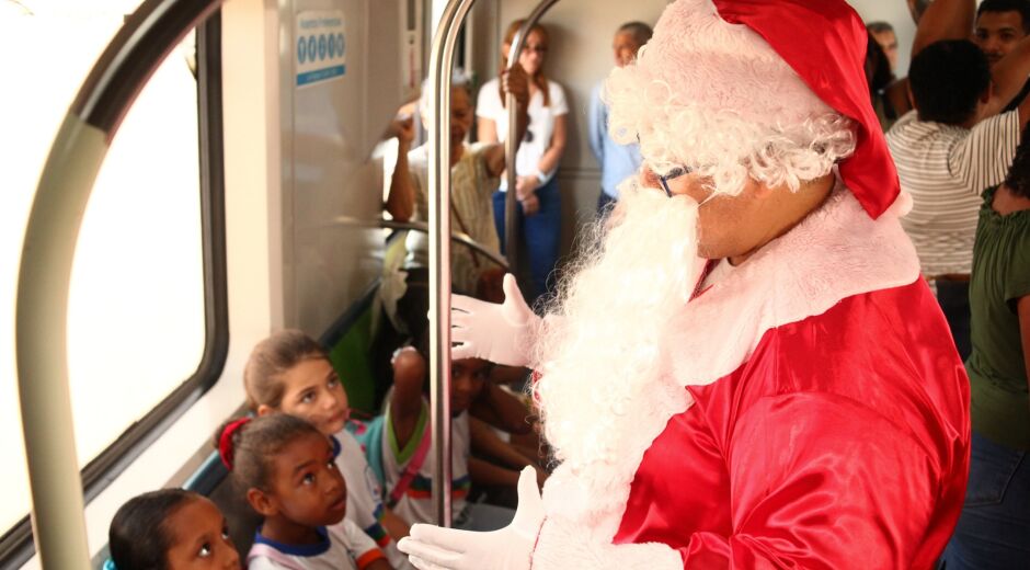 Papai Noel vem de Metrô: campanha alegra crianças e proporciona viagem em trem do Recife