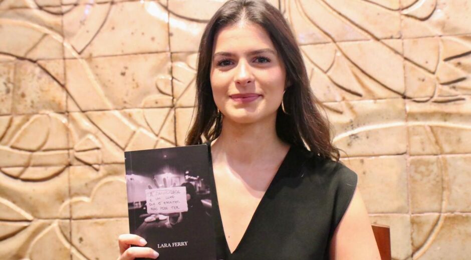  Lara Ferry lança "A privacidade é um luxo que o escritor não pode ter", seu livro de estreia