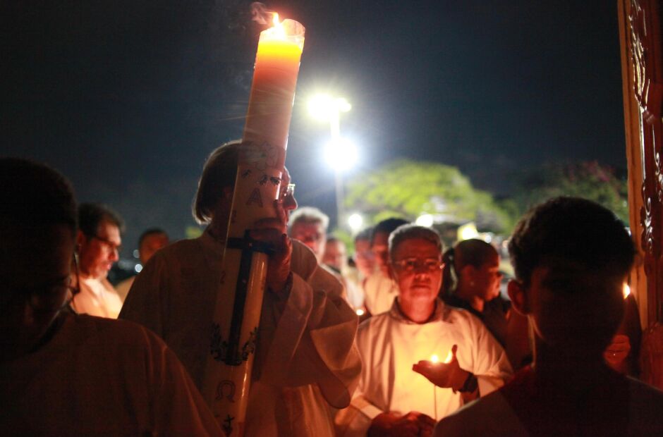 Vigília Pascal reúne centenas de fiéis na Catedral da Sé, em Olinda, no Sábado de Aleluia 